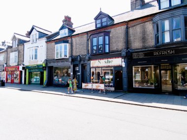 Cambridge, Cambridgeshire / Birleşik Krallık - 11 Mayıs 2025: Trafik, bisikletçiler ve insanların yoğun olduğu Mill Yolu