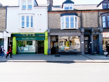 Cambridge, Cambridgeshire / Birleşik Krallık - 11 Mayıs 2025: Trafik, bisikletçiler ve insanların yoğun olduğu Mill Yolu