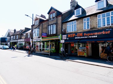 Cambridge, Cambridgeshire / Birleşik Krallık - 11 Mayıs 2025: Trafik, bisikletçiler ve insanların yoğun olduğu Mill Yolu