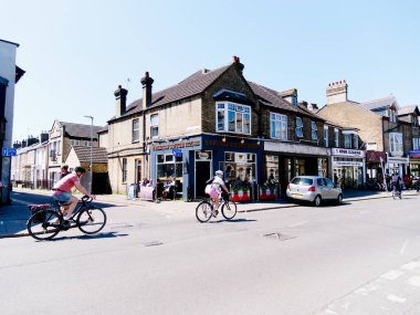 Cambridge, Cambridgeshire / Birleşik Krallık - 11 Mayıs 2025: Trafik, bisikletçiler ve insanların yoğun olduğu Mill Yolu