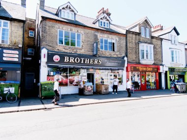 Cambridge, Cambridgeshire / Birleşik Krallık - 11 Mayıs 2025: Trafik, bisikletçiler ve insanların yoğun olduğu Mill Yolu