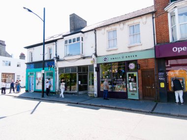 Cambridge, Cambridgeshire / Birleşik Krallık - 11 Mayıs 2025: Trafik, bisikletçiler ve insanların yoğun olduğu Mill Yolu