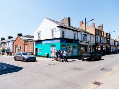 Cambridge, Cambridgeshire / Birleşik Krallık - 11 Mayıs 2025: Trafik, bisikletçiler ve insanların yoğun olduğu Mill Yolu