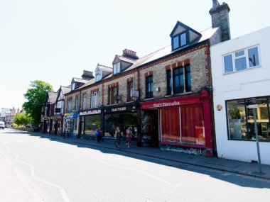 Cambridge, Cambridgeshire / Birleşik Krallık - 11 Mayıs 2025: Trafik, bisikletçiler ve insanların yoğun olduğu Mill Yolu