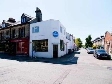 Cambridge, Cambridgeshire / Birleşik Krallık - 11 Mayıs 2025: Trafik, bisikletçiler ve insanların yoğun olduğu Mill Yolu