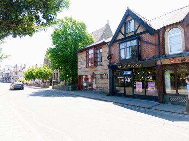 Cambridge, Cambridgeshire / Birleşik Krallık - 11 Mayıs 2025: Trafik, bisikletçiler ve insanların yoğun olduğu Mill Yolu