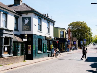 Cambridge, Cambridgeshire / Birleşik Krallık - 11 Mayıs 2025: Trafik, bisikletçiler ve insanların yoğun olduğu Mill Yolu