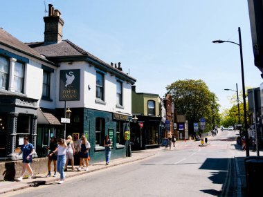 Cambridge, Cambridgeshire / Birleşik Krallık - 11 Mayıs 2025: Trafik, bisikletçiler ve insanların yoğun olduğu Mill Yolu