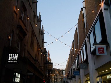 Cambridge, Cambridgeshire / Birleşik Krallık - 11 Mayıs 2025: Petty Cury 'de sokak ışıkları, solda saat