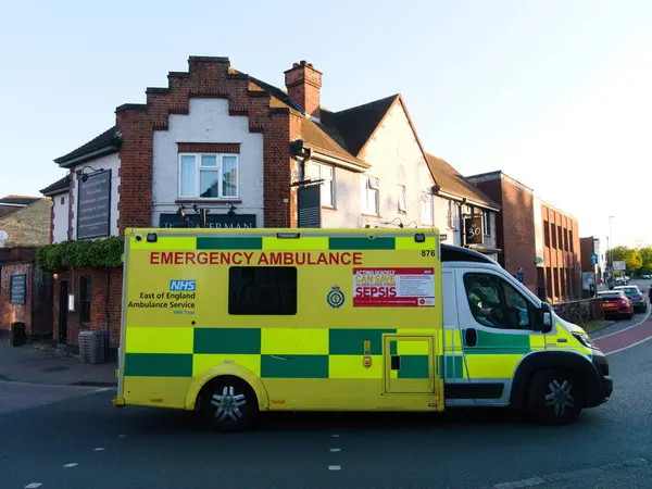 Cambridge, Cambridgeshire / İngiltere - 11 Mayıs 2025: Ambulans Cambridge, İngiltere 'de park etti