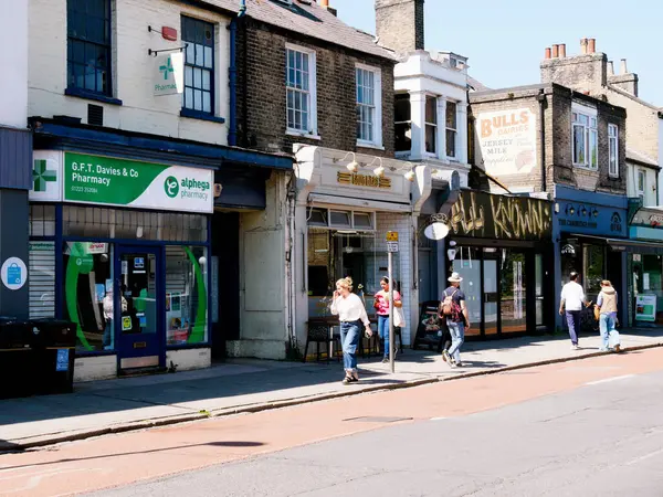 Cambridge, Cambridgeshire / Birleşik Krallık - 11 Mayıs 2025: Gündüz trafiği ve insanlarla dolu Hills Yolu