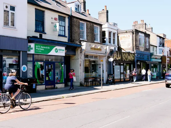 Cambridge, Cambridgeshire / Birleşik Krallık - 11 Mayıs 2025: Gündüz trafiği ve insanlarla dolu Hills Yolu