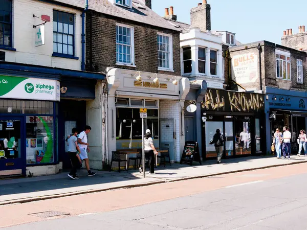 Cambridge, Cambridgeshire / Birleşik Krallık - 11 Mayıs 2025: Gündüz trafiği ve insanlarla dolu Hills Yolu