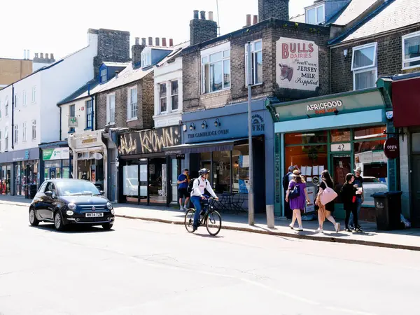 Cambridge, Cambridgeshire / Birleşik Krallık - 11 Mayıs 2025: Gündüz trafiği ve insanlarla dolu Hills Yolu