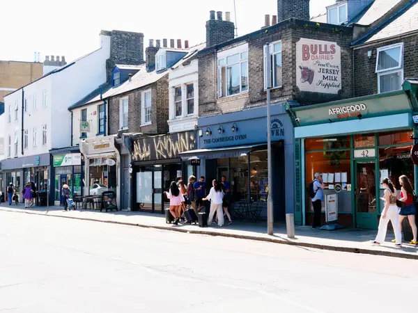 Cambridge, Cambridgeshire / Birleşik Krallık - 11 Mayıs 2025: Gündüz trafiği ve insanlarla dolu Hills Yolu