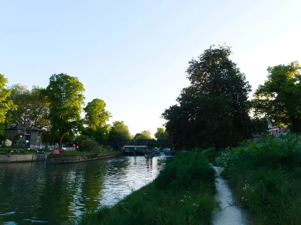 Cambridge, Cambridgeshire / Birleşik Krallık - 11 Mayıs 2025: Jesus Green in the evening. İnsanlar oturur, yürür ve dinlenir. Bahar ve Yaz.