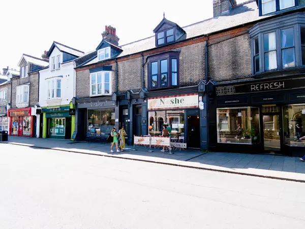 Cambridge, Cambridgeshire / Birleşik Krallık - 11 Mayıs 2025: Trafik, bisikletçiler ve insanların yoğun olduğu Mill Yolu