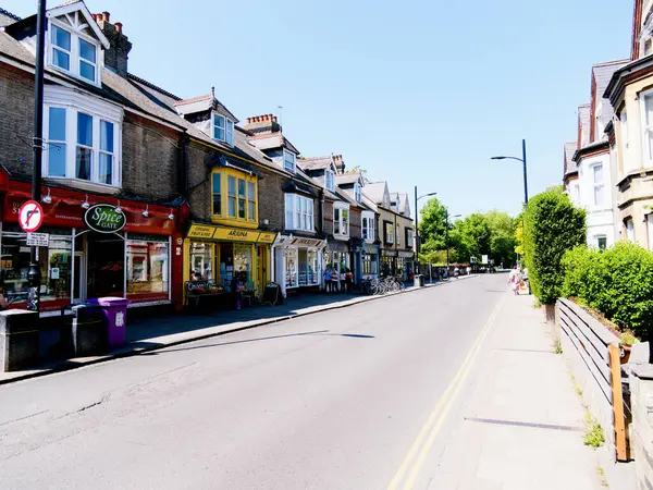 Cambridge, Cambridgeshire / Birleşik Krallık - 11 Mayıs 2025: Trafik, bisikletçiler ve insanların yoğun olduğu Mill Yolu