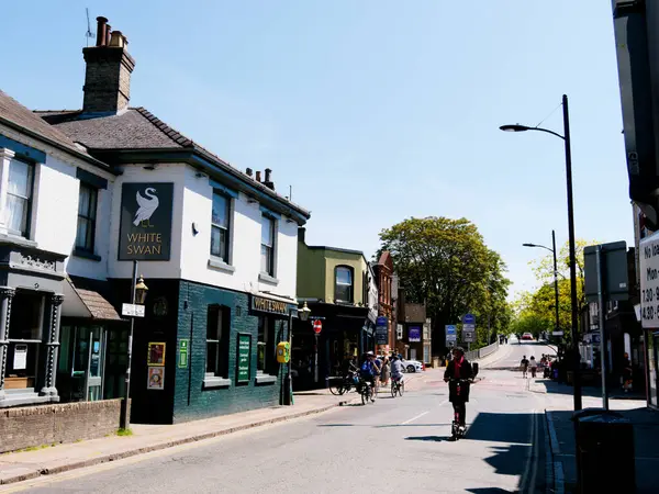 Cambridge, Cambridgeshire / Birleşik Krallık - 11 Mayıs 2025: Trafik, bisikletçiler ve insanların yoğun olduğu Mill Yolu