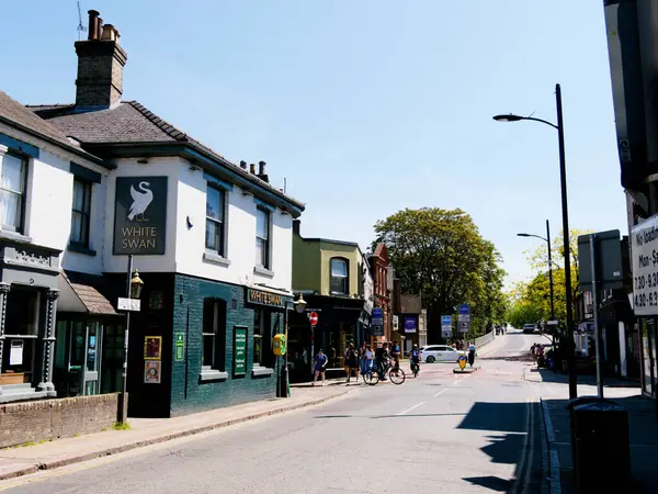 Cambridge, Cambridgeshire / Birleşik Krallık - 11 Mayıs 2025: Trafik, bisikletçiler ve insanların yoğun olduğu Mill Yolu