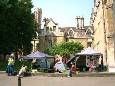 Cambridge, Cambridgeshire / Birleşik Krallık - 31 Mayıs 2025: Trinity Koleji 'nde Filistin yanlısı eylemciler