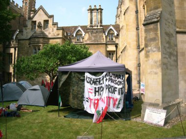 Cambridge, Cambridgeshire / Birleşik Krallık - 31 Mayıs 2025: Trinity Koleji 'nde Filistin yanlısı eylemciler