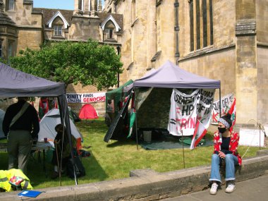 Cambridge, Cambridgeshire / Birleşik Krallık - 31 Mayıs 2025: Trinity Koleji 'nde Filistin yanlısı eylemciler