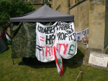 Cambridge, Cambridgeshire / Birleşik Krallık - 31 Mayıs 2025: Trinity Koleji 'nde Filistin yanlısı eylemciler