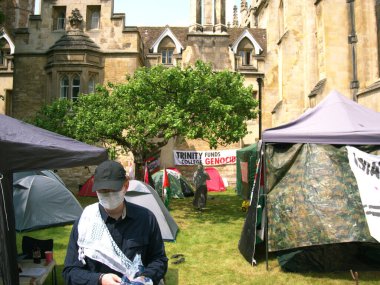 Cambridge, Cambridgeshire / Birleşik Krallık - 31 Mayıs 2025: Trinity Koleji 'nde Filistin yanlısı eylemciler