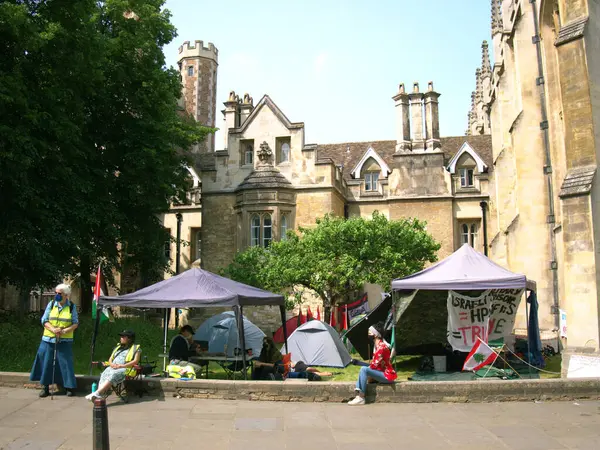 Cambridge, Cambridgeshire / Birleşik Krallık - 31 Mayıs 2025: Trinity Koleji 'nde Filistin yanlısı eylemciler