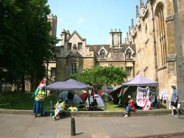 Cambridge, Cambridgeshire / Birleşik Krallık - 31 Mayıs 2025: Trinity Koleji 'nde Filistin yanlısı eylemciler