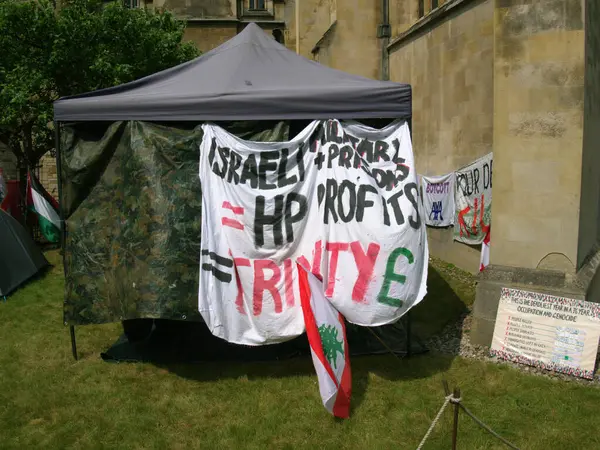 Cambridge, Cambridgeshire / Birleşik Krallık - 31 Mayıs 2025: Trinity Koleji 'nde Filistin yanlısı eylemciler