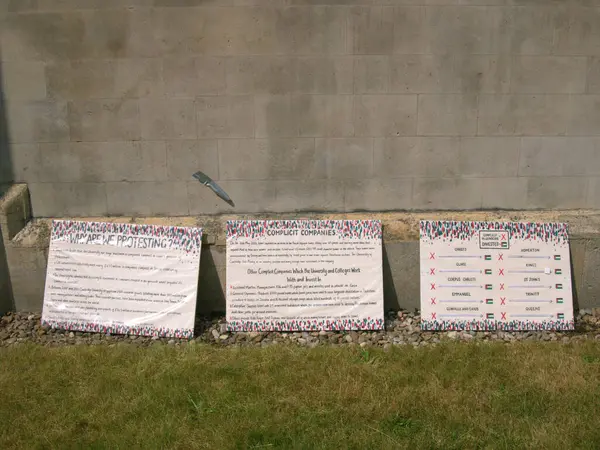 Cambridge, Cambridgeshire / Birleşik Krallık - 31 Mayıs 2025: Trinity Koleji 'nde Filistin yanlısı eylemciler