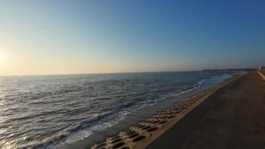 İngiltere 'nin doğu kıyısındaki sahil kenti Skegness. Sabah, gün doğumu, dalgaların sesi.