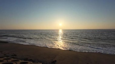 İngiltere 'nin doğu kıyısındaki sahil kenti Skegness. Sabah, gün doğumu, dalgaların sesi.