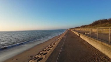 İngiltere 'nin doğu kıyısındaki sahil kenti Skegness. Sabah, gün doğumu, dalgaların sesi.