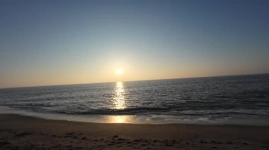 İngiltere 'nin doğu kıyısındaki sahil kenti Skegness. Sabah, gün doğumu, dalgaların sesi.