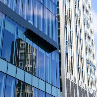 Milano 'daki finans binaları Tel Aviv' de kabarık