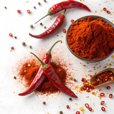 Beyaz arkaplanda baharatlar ve bitkiler.