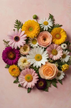 Pembe arka planda sıralanmış papatyalar, gerberalar ve güller de dahil olmak üzere çeşitli çiçeklerden canlı ve renkli bir buket..