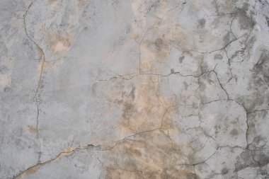 Beton bir duvarın çatlak ve çizik yüzeyi, sanat tasarımı için arka plan