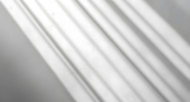 Penceredeki beyaz perde.