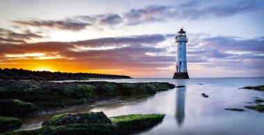 New Brighton, Merseyside, İngiltere 29 Ağustos 2023: Günbatımında New Brighton deniz feneri