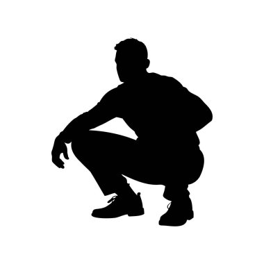 Düşünceli ya da dinlenme pozisyonunda çömelmiş bir adamın silüeti.