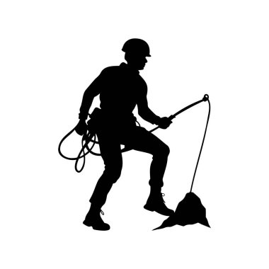 Kaya yüzeyine tırmanmak için halat kullanan miğferli dağcı silueti