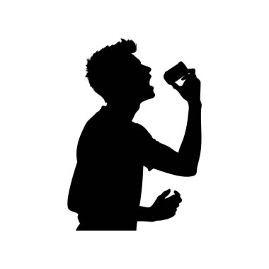 Bir bardaktan içen bir adamın silüeti çarpıcı bir şekilde yukarı bakıyor.