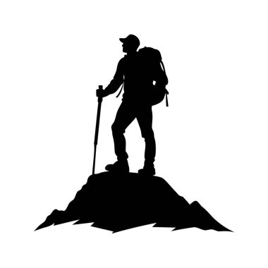 Dağ zirvesinde duran sırt çantalı bir yürüyüşçünün silueti.