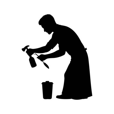 Bir şefin silueti çöp tenekesinin yakınındaki şişeyi kazıyor.