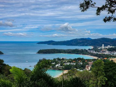 Güneş Promthep Burnu 'ndan (Phuket, Tayland) batıyor. Durgun denizin üzerindeki gökyüzünü botlarla turuncuya boyuyor. 