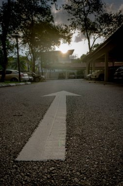 Bir sürü beyaz, siyah ve beyaz çizgileri olan boş bir yol.
